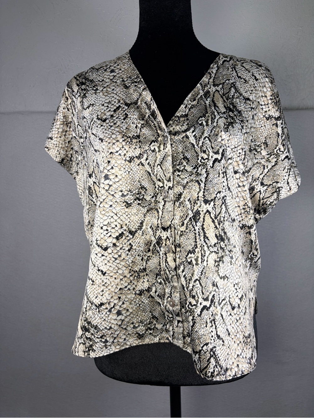 Women’s Snake Print Button-Front Short Sleeve Top - Cream/Black